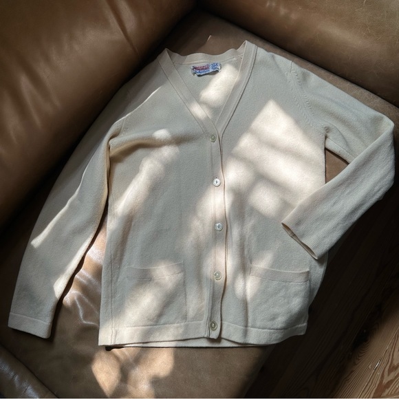 Vintage Sweaters - Vintage 70s Edward Chapman Ballantyne of Peebles 100% cashmere pocket cardigan